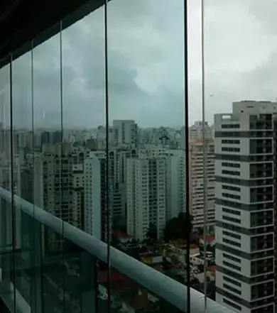 Vista da cidade de uma sacada fechada com vidro